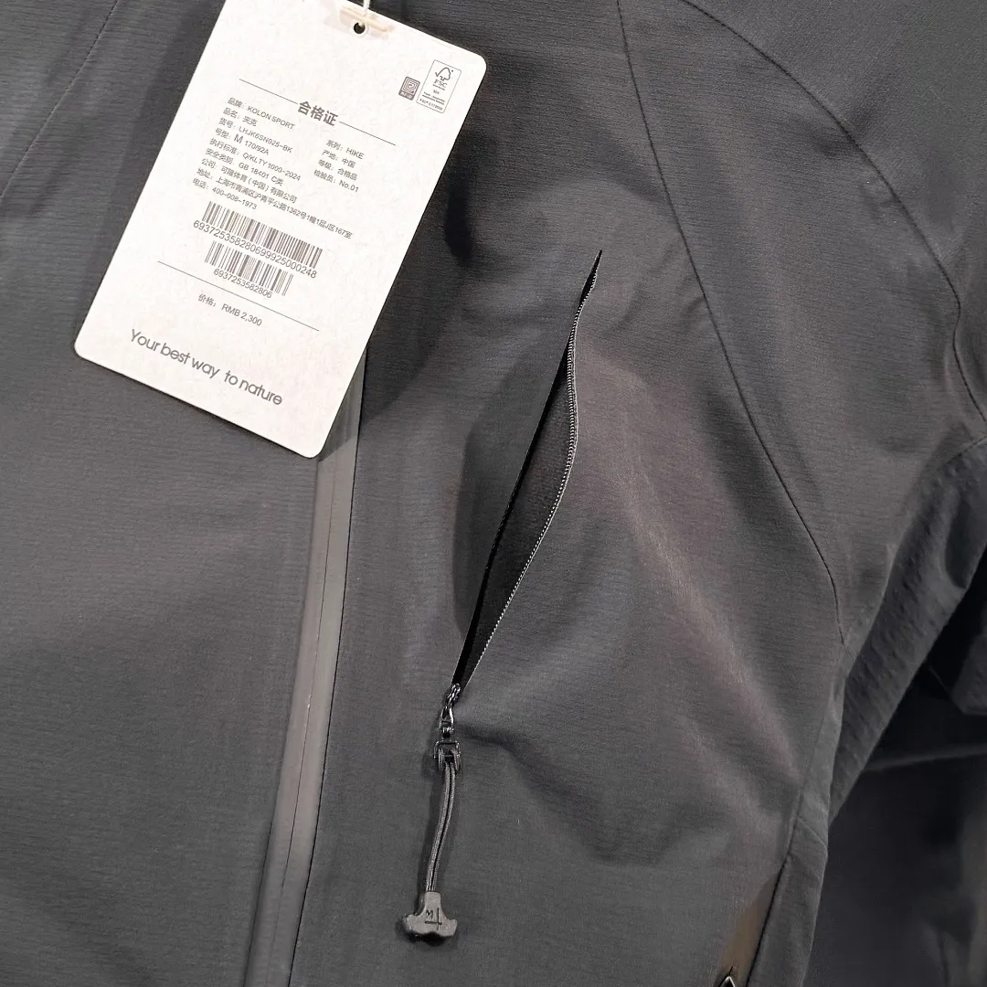 [Premium Replica] KOLON SPORT/Kolon men's and women's waterproof and windproof FLEX M 1 double-layer woven soft shell sports casual jacket MONT/AGESeries hard shell jacket As an old outdoor fan, I have always been very confident about KOLON's quality control. This limited edition is even more functional and beautiful. ✅The soft shell fabric is amazing, windproof and breathable. The temperature difference between morning and evening is large recently. Wearing it to commute is not boring at all, and it is completely comfortable to go hiking directly after work. ✅The fluorescent green zipper puller is the finishing touch. The basic color of light Khaki is not monotonous. It is low-key and reveals a sense of small design, and the details are ecstatic. ✅The hooded version is super fitting and will not collapse, making your head look bigger. Paired with yoga pants, it is a casual outdoor style. Paired with suit pants, you can instantly transform into an urban commuter. You can wear multiple clothes in one outfit. ✅The pocket design is super considerate. The side pockets are deep enough to hold your mobile phone without shaking. The small zipper pocket on the chest can also hold lipstick keys, so you don’t need to carry a small bag when going out. The point is the limited edition! With a slow and slow rhythm, I have given it to all the sisters around me. I will really regret it if I don't use it. Designed for complex terrain and dynamic exploration. Men's soft-shell module that provides free elasticity and structural support. Intelligent partition splicing. Uses double-layer woven soft-shell fabric imported from Japan. Optimized partition function. Ensures body protection and moisture permeability for underarm activities. Unique design details. Series arc dividing line design. With customized accessories. YKK invisible zippers and reflective NIFCO buckles. Full of outdoor aesthetic style and protection. Sizes m l xl xxl xxxl